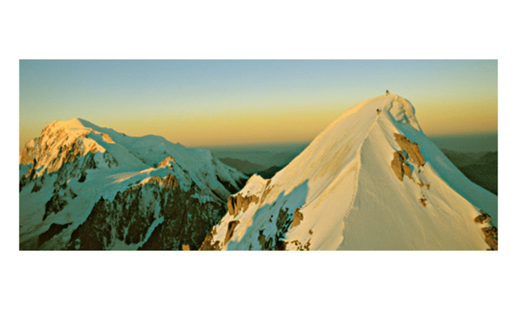 Ankunft bei Sonnenaufgang am Gipfel der Verte nach getaner Kletterarbeit – im Hintergrund links erstrahlt der Mont Blanc im ersten Sonnenlicht.
