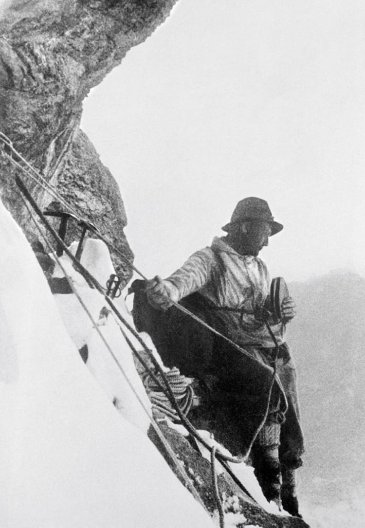 <p>Nix Energy-Gel: Heinrich Harrer verzehrt im Juli 1938 im "Schwalbennest" in der Eiger-Nordwand während der Erstbesteigung ein Butterbrot. </p>