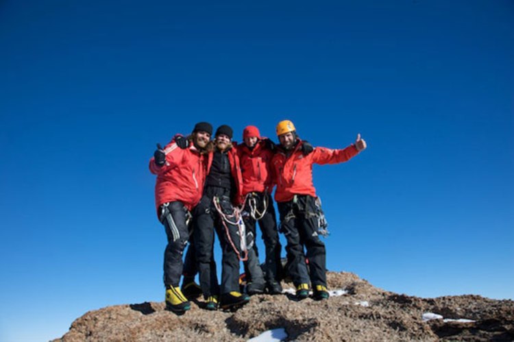 <p>Das Team am Gipfel: Thomas Huber, Max Reichel, Stephan Siegrist, Alexander Huber (v. li.).</p>