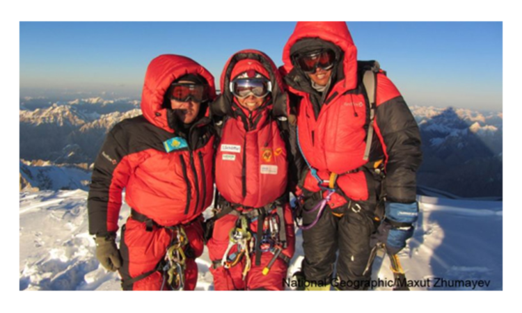 Historischer Moment: Gerlinde Kaltenbrunner (Mitte) auf dem Gipfel des K2 ( Foto: Maxut Zhumayev).