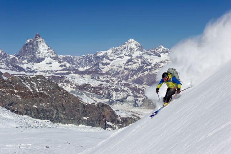 <p>Da staubt's: Matterhorn und Dent Blanche bilden die großartige Kulisse bei der Abfahrt vom Lysjoch nach Zermatt.</p>