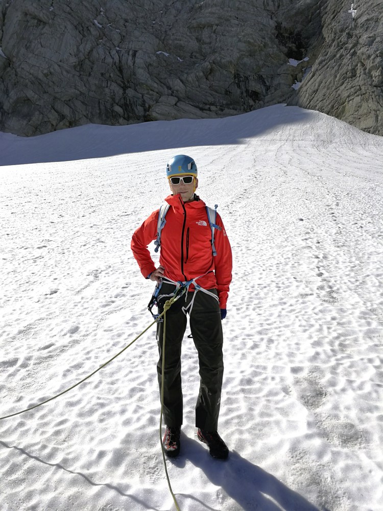 <p>ALPIN-Testredakteur Olaf Perwitzschky beim Testen der The North Face Summit L5 LT Jacke.</p>