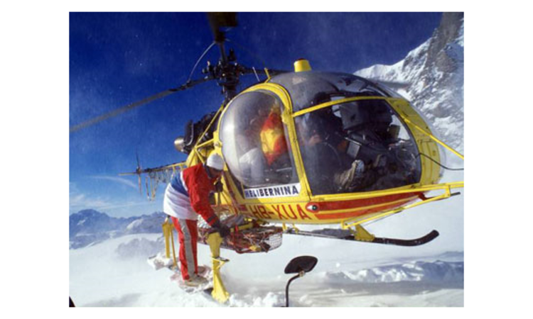 Freizeitspaß zur Lasten der Natur: Ein Helikopter setzt einen Skifahrer ab. Foto: imago.