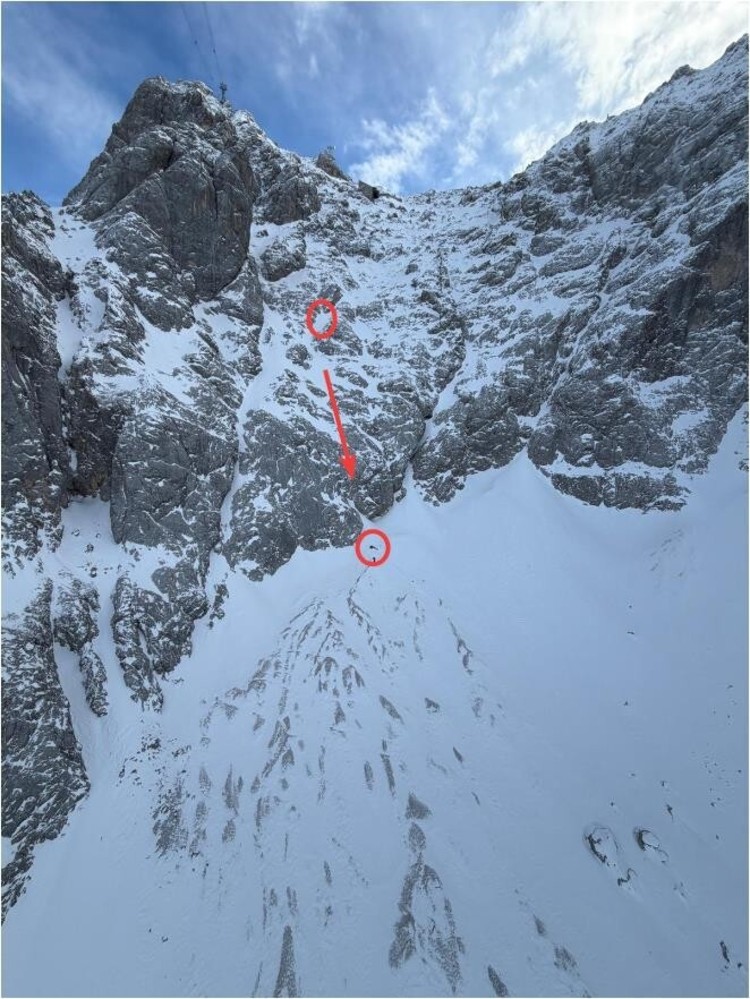 <p>Der obere, eingekreiste Bereich zeigt die  Örtlichkeit des Lawinenabgangs, der Pfeil die ungefähre Sturzbahn, der untere  eingekreiste Bereich die Fundstelle des Alpinisten.   </p>