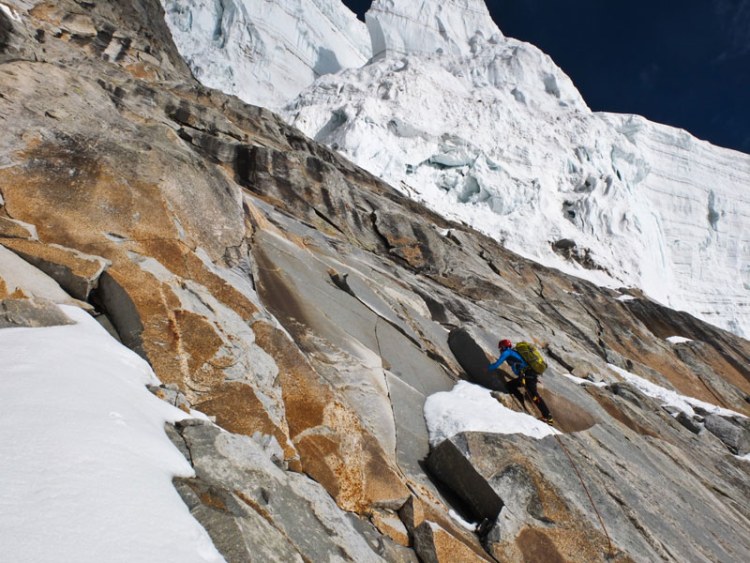 Während des Aufstiegs auf den 5.850 Meter hohen Gipfel: Daniele Bernasconi in einer Felspassage.