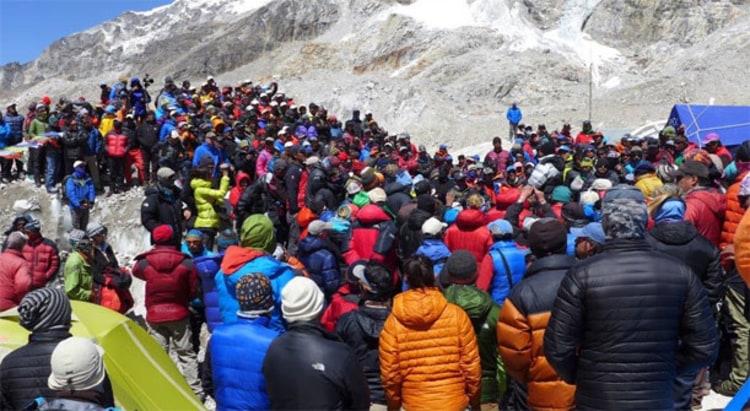 Beeindruckendes Bild: Sherpa Versammlung im Basislaher des Everest (Foto: andyholzer.com).