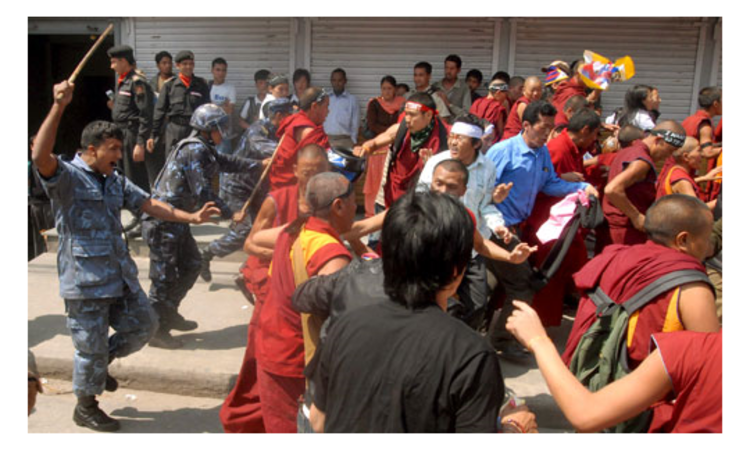 Proteste vor der chinesischen Botschaft in Kathmandu: Die Polizei geht mit großer Gewalt gegen die Demonstranten vor. Foto: dpa.