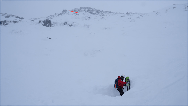 <p>Die Verschüttungsstelle, der Pfeil zeigt die Einfahrtsspur.</p>