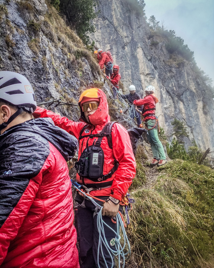 <p>Trotz Wind und Wetter gelang der Bergrettung Windischgarsten die Sichere Rettung des Duos.</p>
