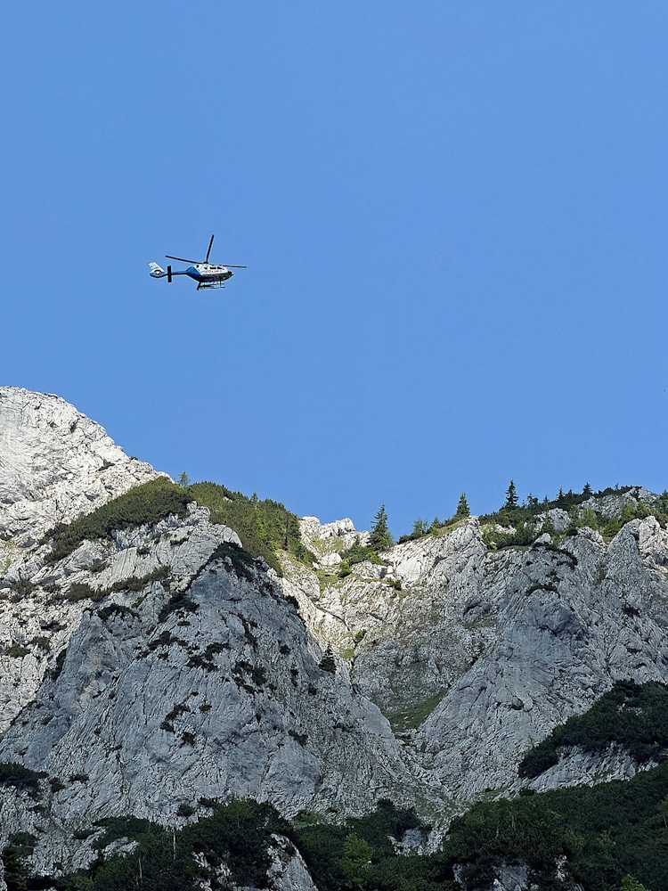 <p>Rettungshelikopter im Einsatz am Hohen Göll</p>