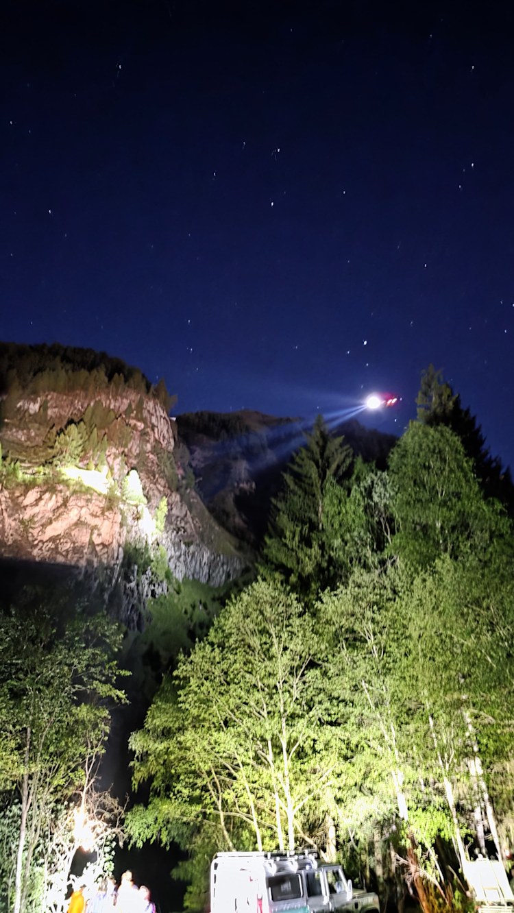 <p>Scheinwerferlicht in der Felswand: Der Hubschrauber unterstützte die Einsatzkräfte bei der nächtlichen Rettungsaktion.</p>