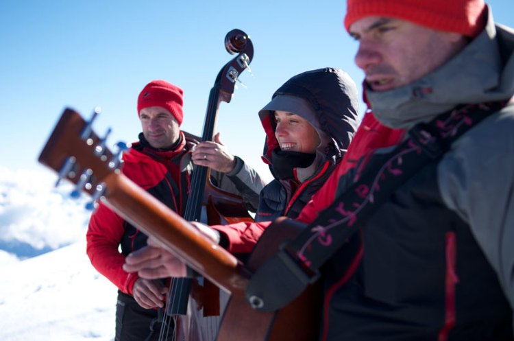 <p>Am Gipfel ein Lied: ZAZ mit Band am Mont Blanc. Bild: Mammut / JonasJaeggi.</p>