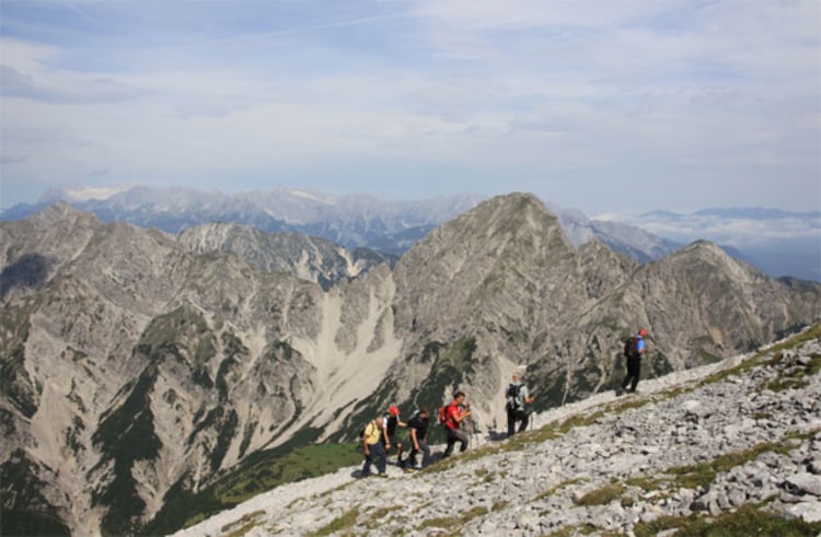 <p>Auf dem Weg zum Gipfel des Solstein (Foto: Almdudler/OeAV/G. Mössmer).</p>