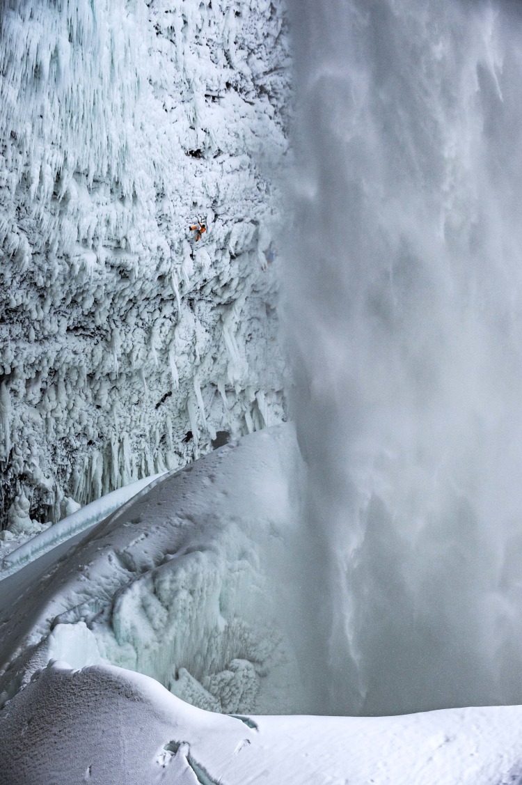 <p>Zwischen Wasser, Eis und Fels steigt Dani Arnold eine neue Route empor. </p>