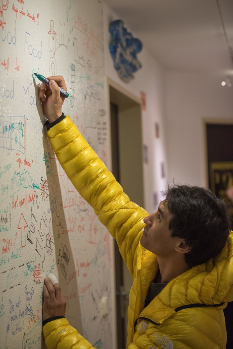 <p>Verewigt sich an der WG-Wall of Fame: David Lama.</p>