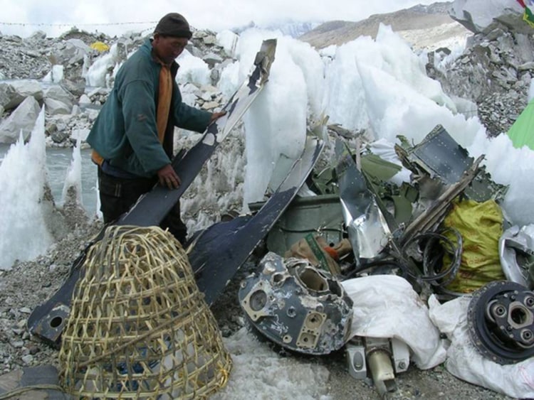 Gewohntes Bild am Everest: Die Hinterlassenschaften einer Expeditio (Foto: savingmounteverest.com).