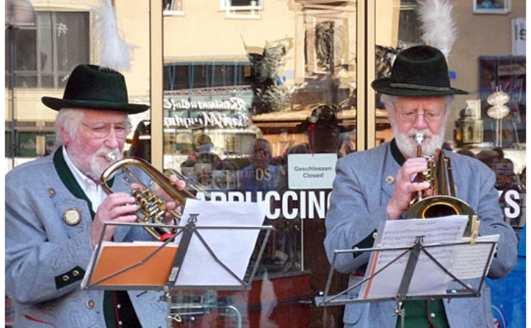 Auftakt mit Musik: Bläser verabschieden die Wanderer am Münchner Marienplatz.