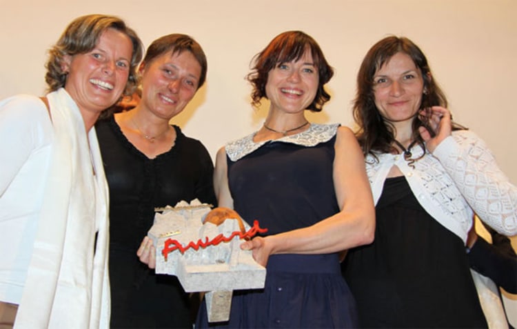 Silke Unterkircher mit Marina Kopteva, Anna Yasinskaya und Galina Chibitok (v. li. / Foto: planetmountain.com).