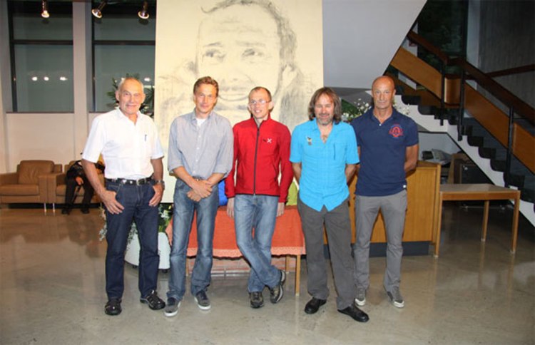 Die Jury: Dr. Oswald Oelz, Ivo Rabanser, Carlo Caccia, Christoph Hainz und Silvio Mondinelli (v.li. / Foto: planetmountain.com).