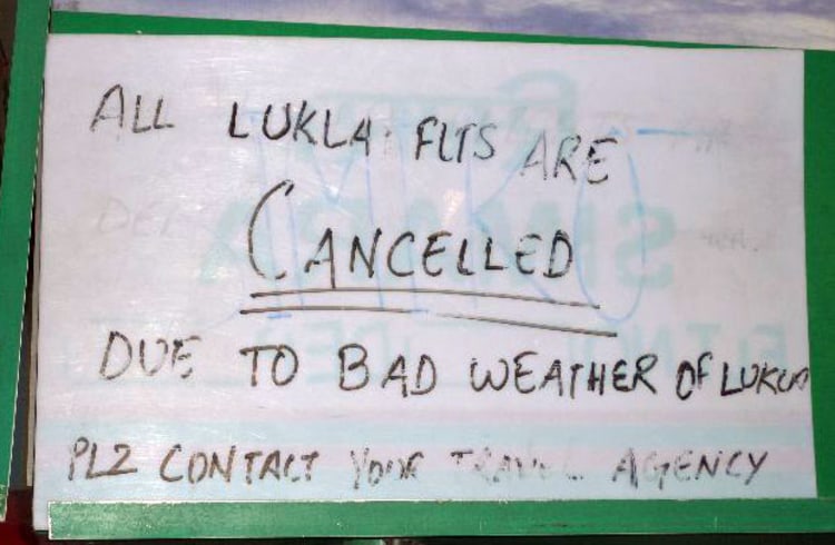 Schwierige Anreise: Alle Flüge nach Lukla waren wegen schlechten Wetters zwischenzeitlich gestrichen. Bild: www.amical.de