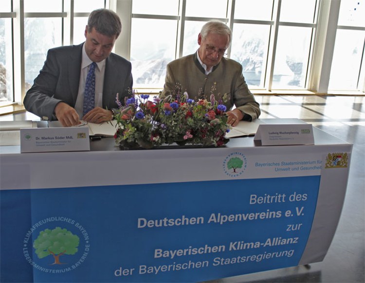 Besiegelten den Beitritt des DAV zur Klima-Allianz: Dr. Markus Söder (links) und Ludwig Wucherpfennig.