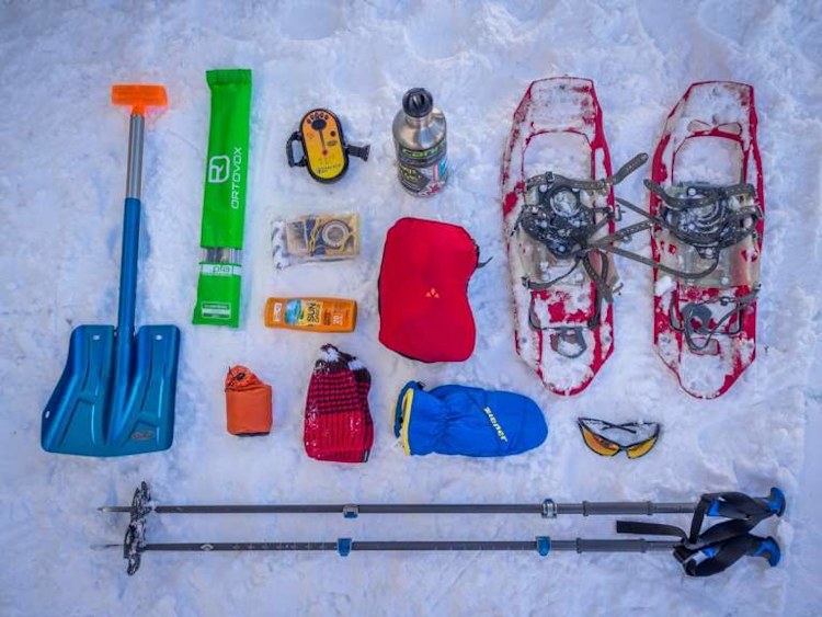 <p>Ausrüstung für eine Winterwanderung mit Schneeschuhen.</p>