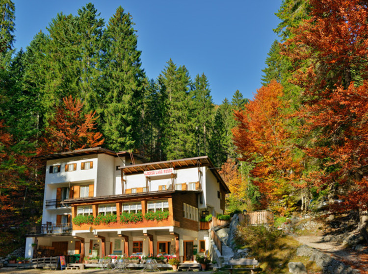 Das Hotel Lago Rosso.