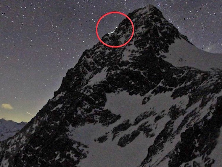 <p>Die Seilschaft in der Todesnacht am Grat.</p>