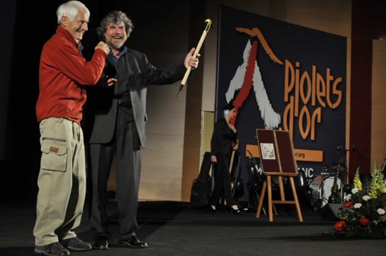 Lebende Legenden: Reinhold Messner mit Walter Bonatti, dem Vorjahressieger (Foto: Piolets d`Or).