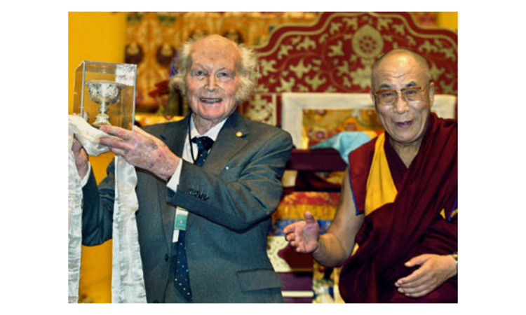Heinrich Harrer (l) und der Dalai Lama im Rahmen des Weltbuddhistentreffens 2002