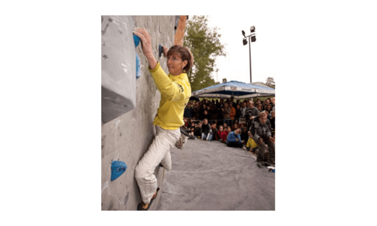 Alter schützt vorm Bouldern nicht: Katrin Lindemann an der Wand (Foto: Nick Stand).