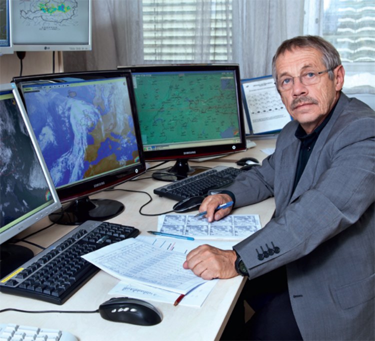 Der "Wettergott" geht: Der Meteorologe Dr. Charly Gabl an seinem Arbeitsplatz