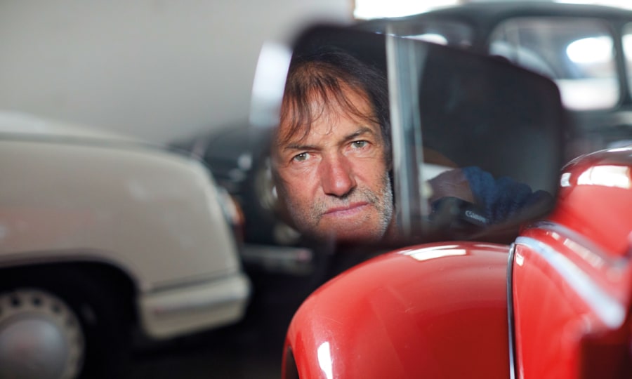 <p>Alte Liebe: Hans und seine Oldtimer. Einer seiner VW-Käfer ist genauso alt wie er.</p>