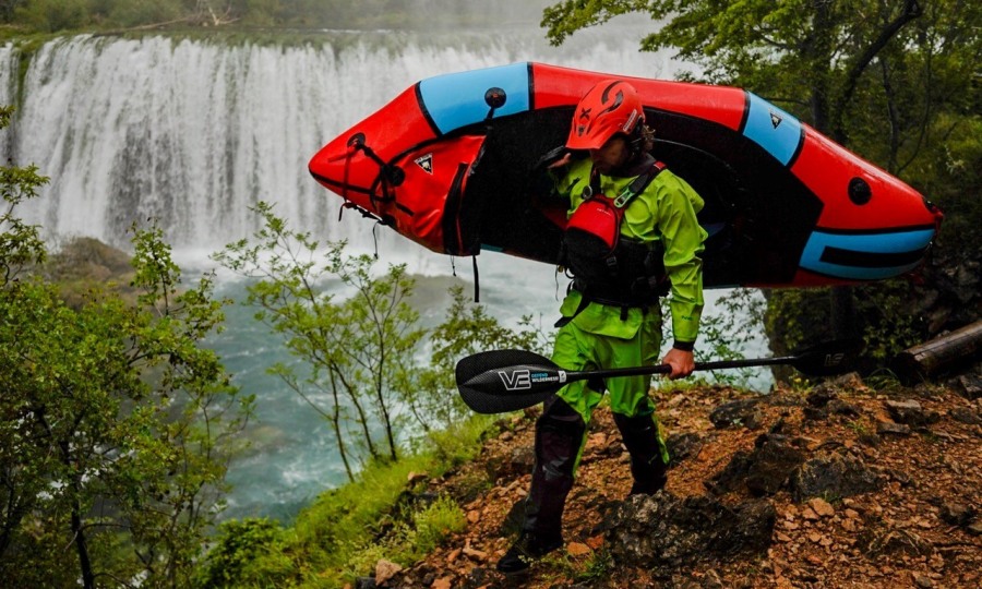 <p>Seon gut gerüstet im Wildwasser mit Schwimmweste, Helm und Trockenanzug. Er empfiehlt auch einen Sicherheitskurs, bevor man sich ins Wildwasser wagt. © </p>