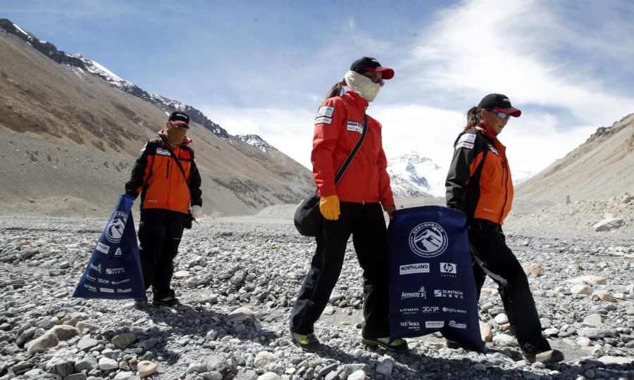 <p>Alle Jahre wieder: Freiwillige Helfer und örtliche Sherpas befreien die Region rund um den Mount Everest von Müllmassen. </p>
