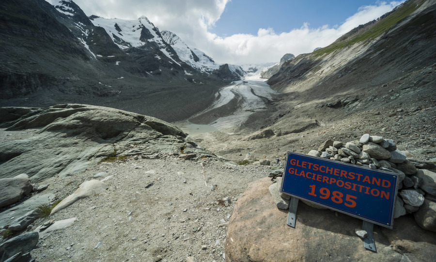 <p>1985 reichte die Pasterze noch bis zu diesem blauen Schlid. Nun sieht man den Gletscher in weiter Ferne. </p>