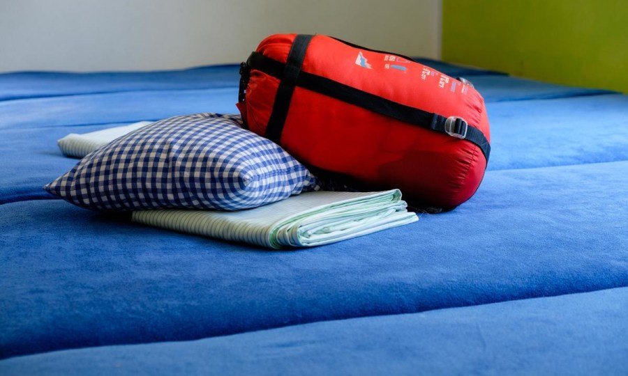 <p>Muss von Übernachtungsgästen mitgebracht werden: Schlafsack (kein Hüttenschlafsack!), Kopfkissen und Bettlaken.</p>