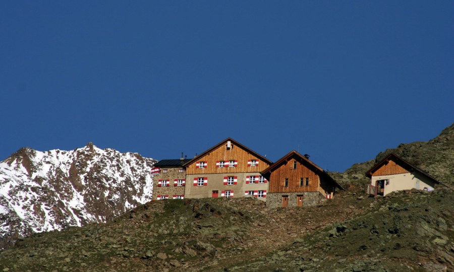 <p>Die Breslauer Hütte ist der Ausgangpunkt für die Besteigung der Wildspitze.</p>