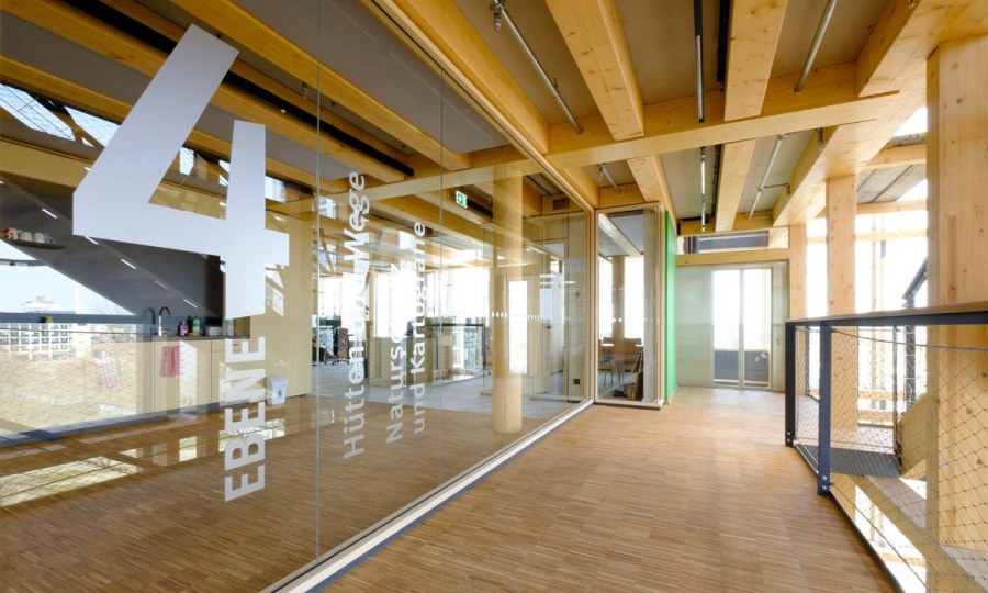 <p>Die Werkstoffe Holz und Glas prägen auch das Innere der neuen Bundesgeschäftsstelle des Deutschen Alpenvereins.</p>