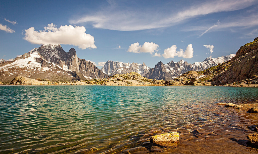 <p>Großartiges Panorama am Lac Blanc. Von links nach rechts: Aiguille Verte, Grand Dru, Grandes Jorasses, Dome de Rochefort, Dent du Geant, Aiguille du Grepon, Aiguille des Pelerins, Aiguille du Midi und der Montblanc.</p>