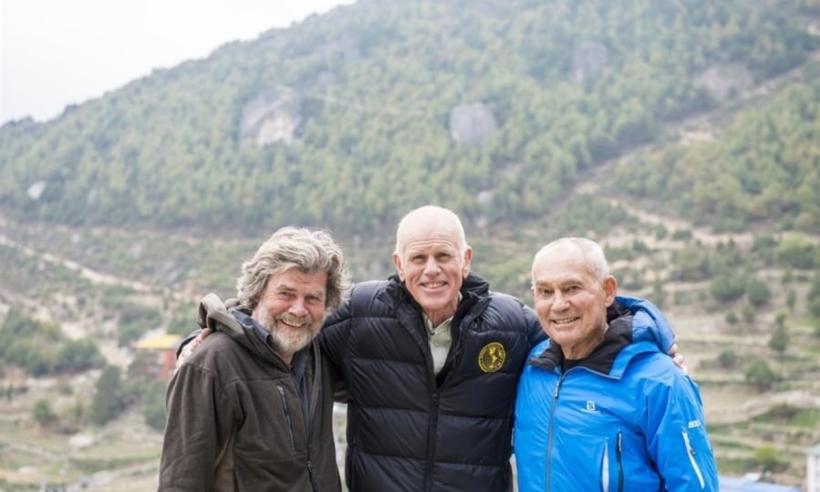 <p>Eingerahmt: Peter Hillary zwischen Reinhold Messner und Oswald Oelz. </p>