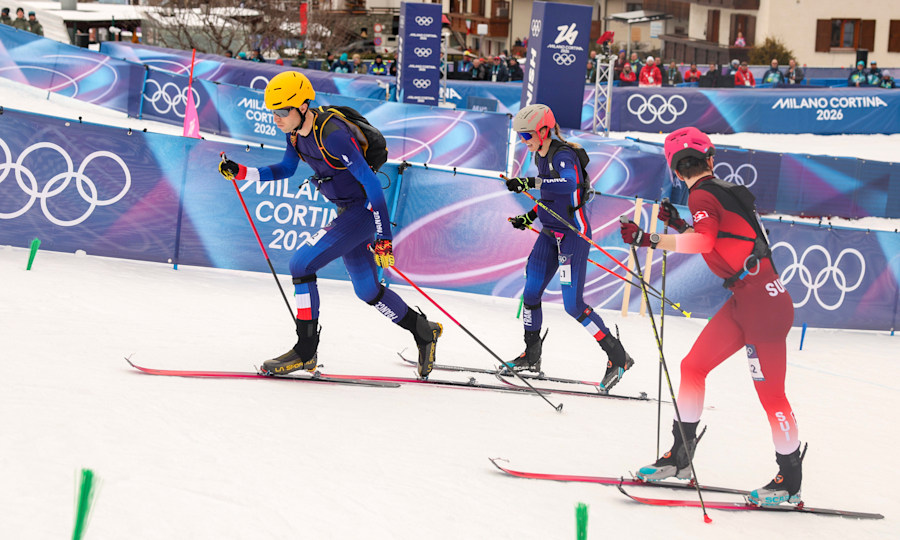 <p>Die Führenden Thibault Anselmet und Emily Harrop (Frankreich) bei der Übergabe, vorne Jon Kistler (Schweiz).</p>