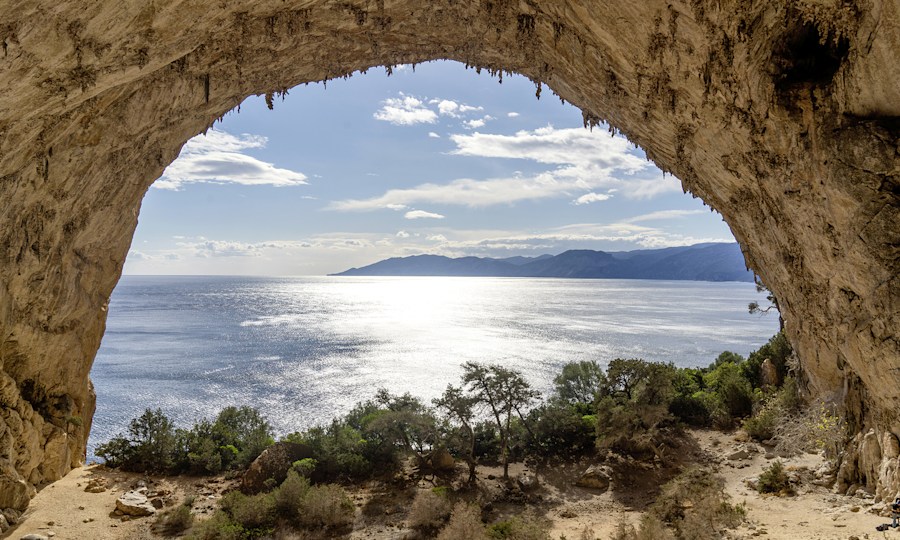 <p>Aus einer anderen Welt: Die Millenium Cave bei Cala Gonone bietet mit 40 Metern Höhe regensicheres Tufa-Klettern auf Weltniveau.</p>
