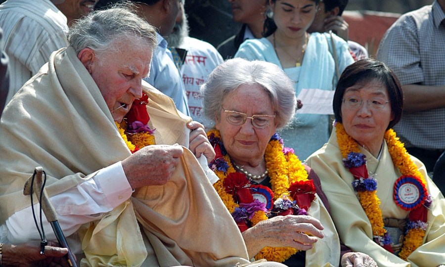 <p>Legenden unter sich: Sir Edmund Hillary und Junko Tabei (re.) am 27.05.2003 in Kathmandu anlässlich einer Feier zum 50. Jahrestag der Erstbesteigung des Mount Everest.</p>
