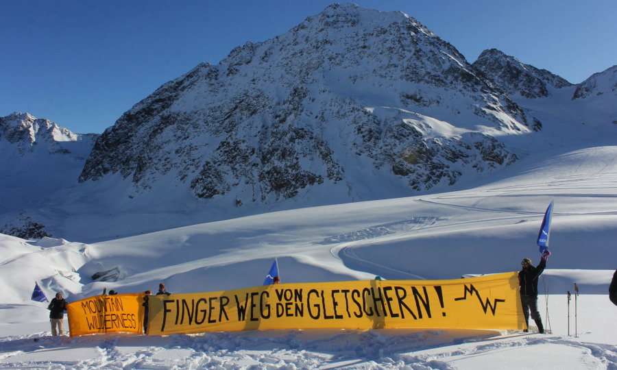 <p>"Finger weg von den Gletschern!", mit diesem Slogan protestierte Mountain Wilderness.</p>