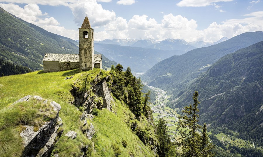 <p>Ein mystisch-magischer Ort, den man nicht so schnell vergisst: Die Wahlfahrtskirche San Romerio thront hoch über dem Val Poschiavo.</p>
