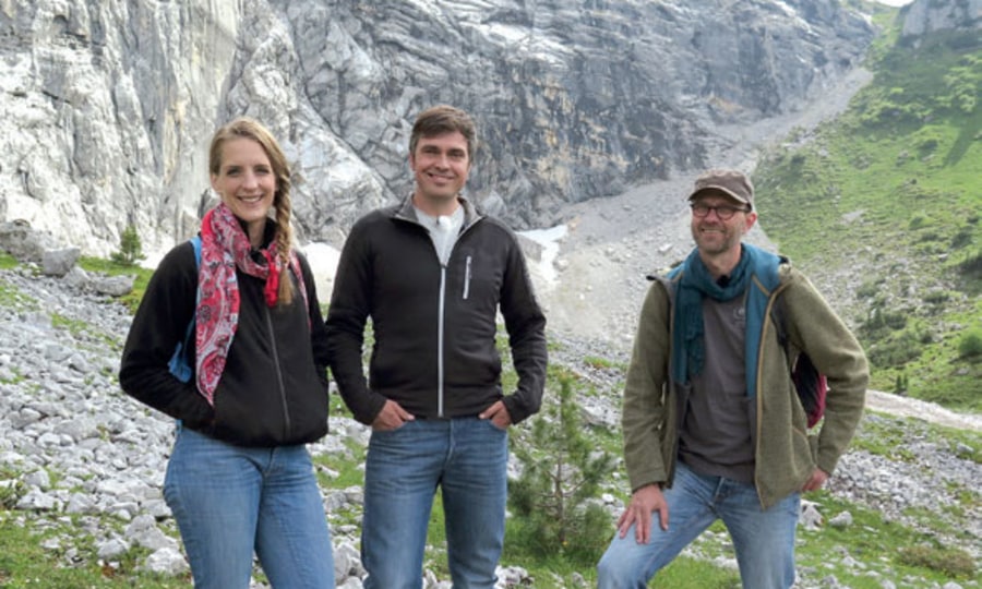 <p>Die arte-Moderatoren mit Forscher Andreas Gröger (rechts) im Nationalpark Berchtesgaden.</p>