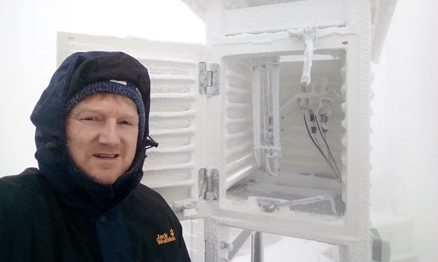 <p>Whiteout: Meteorologe Jürgen Keil an der Wetterstation auf der Zugspitze.</p>