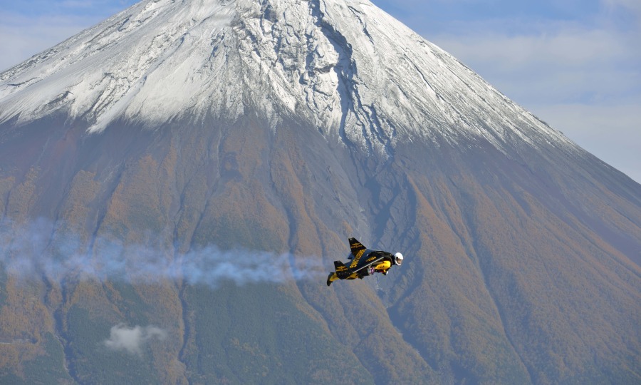 <p>Jetman vor der Kulisse des Mount Fuji Japan</p>