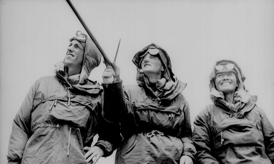 <p>Da geht's rauf: Expeditionsleiter John Hunt mit seinem 2. Gipfelteam, Edmund Hillary und Tenzing Norgay.</p>